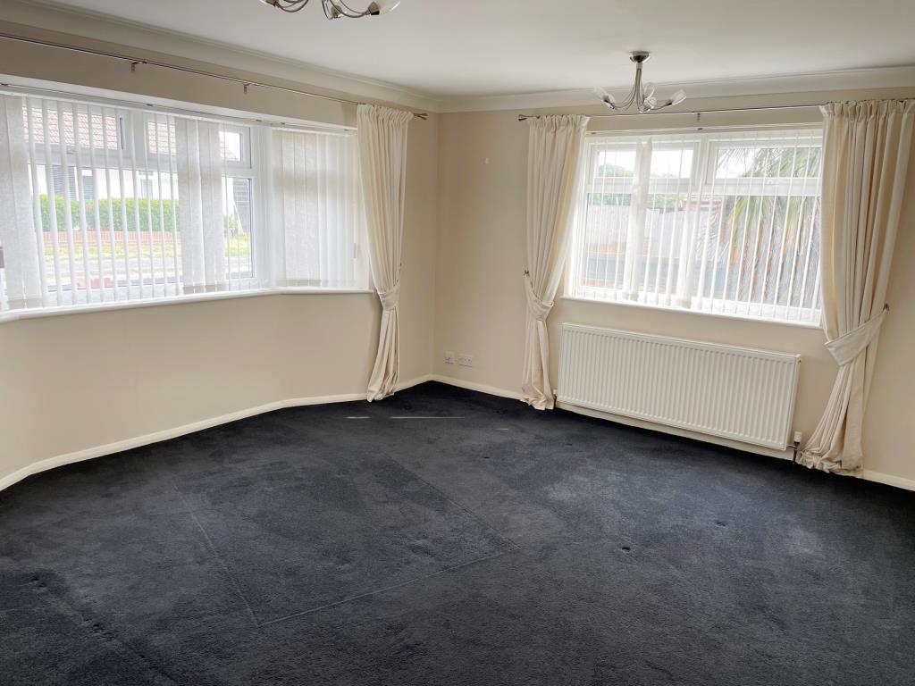 Lot: 123 - DETACHED CHALET BUNGALOW WITH GARAGE IN POPULAR LOCATION - living room